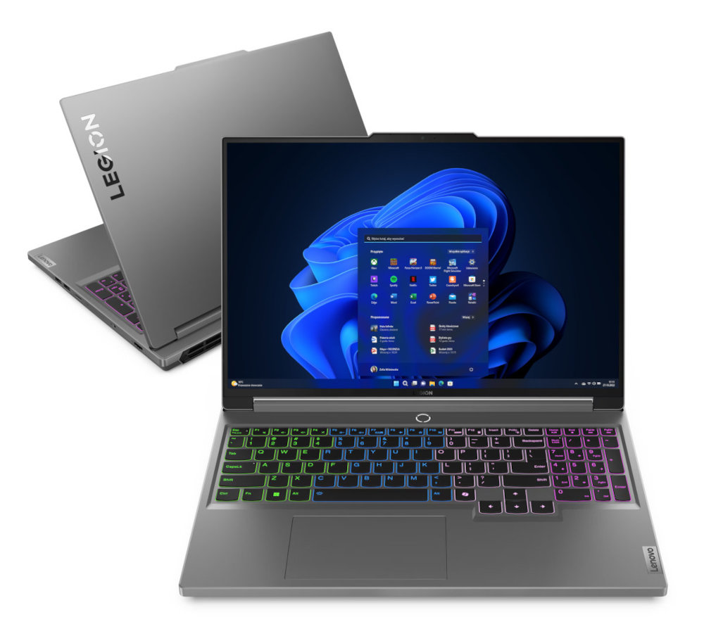 Dwa szare laptopy z podświetlanymi klawiaturami. Jeden otwarty, drugi zamknięty. Białe tło.