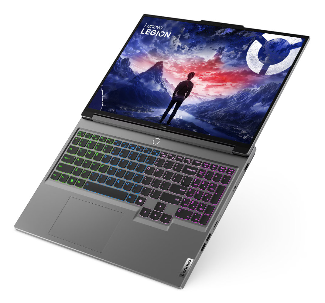 Laptop Lenovo Legion, otwarty, na białej powierzchni. Ekran pokazuje scenę z gry. Podświetlana klawiatura.