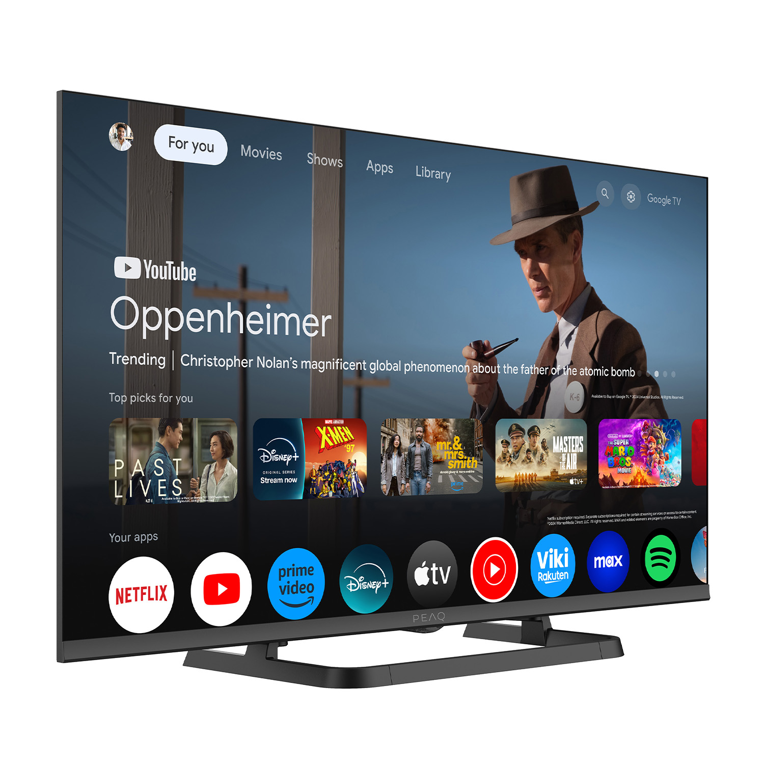 Uno schermo TV mostra il film 'Oppenheimer' con un uomo con un cappello. App sullo schermo.