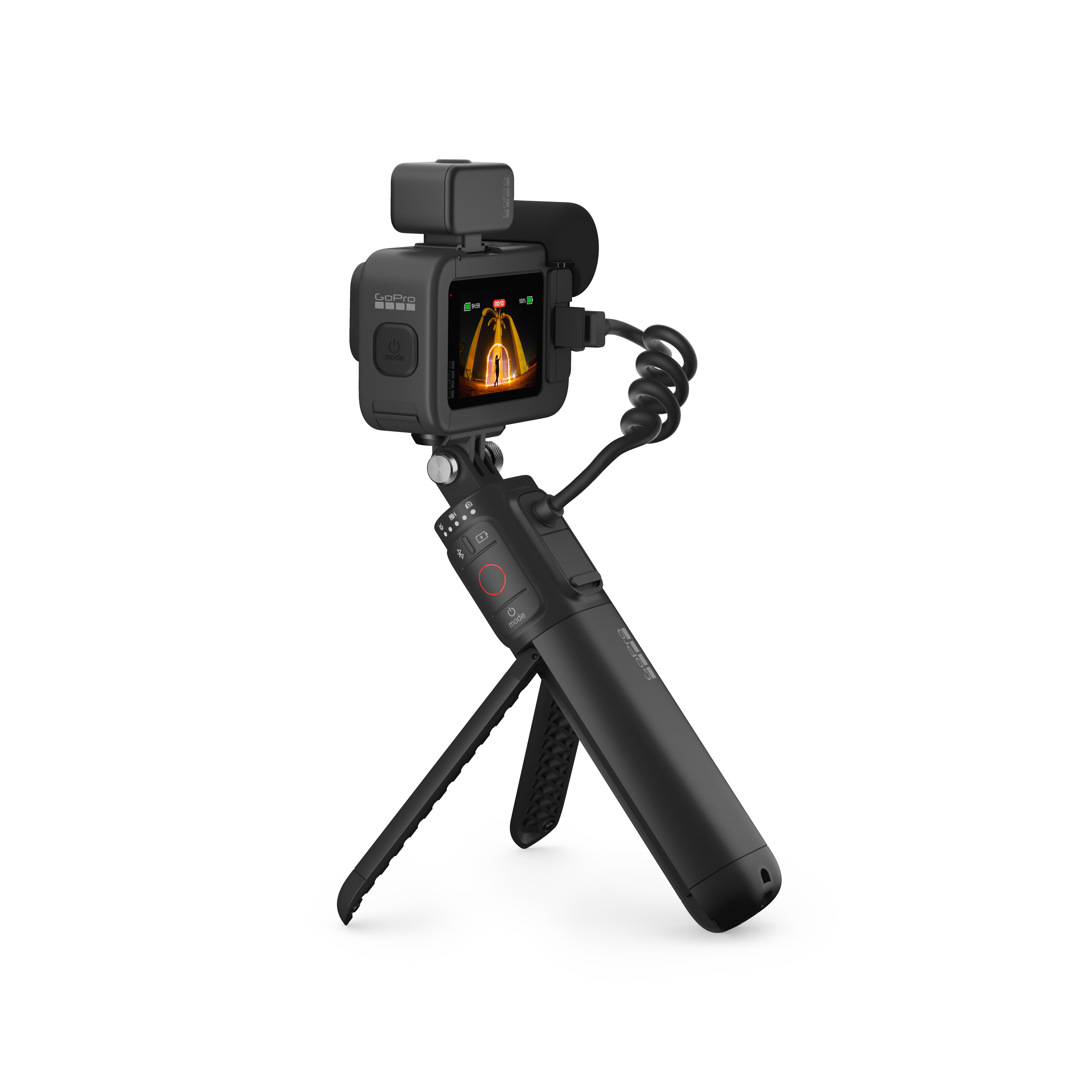 Schwarze GoPro-Kamera auf einem Stativ, mit Bildschirm und Mikrofon.