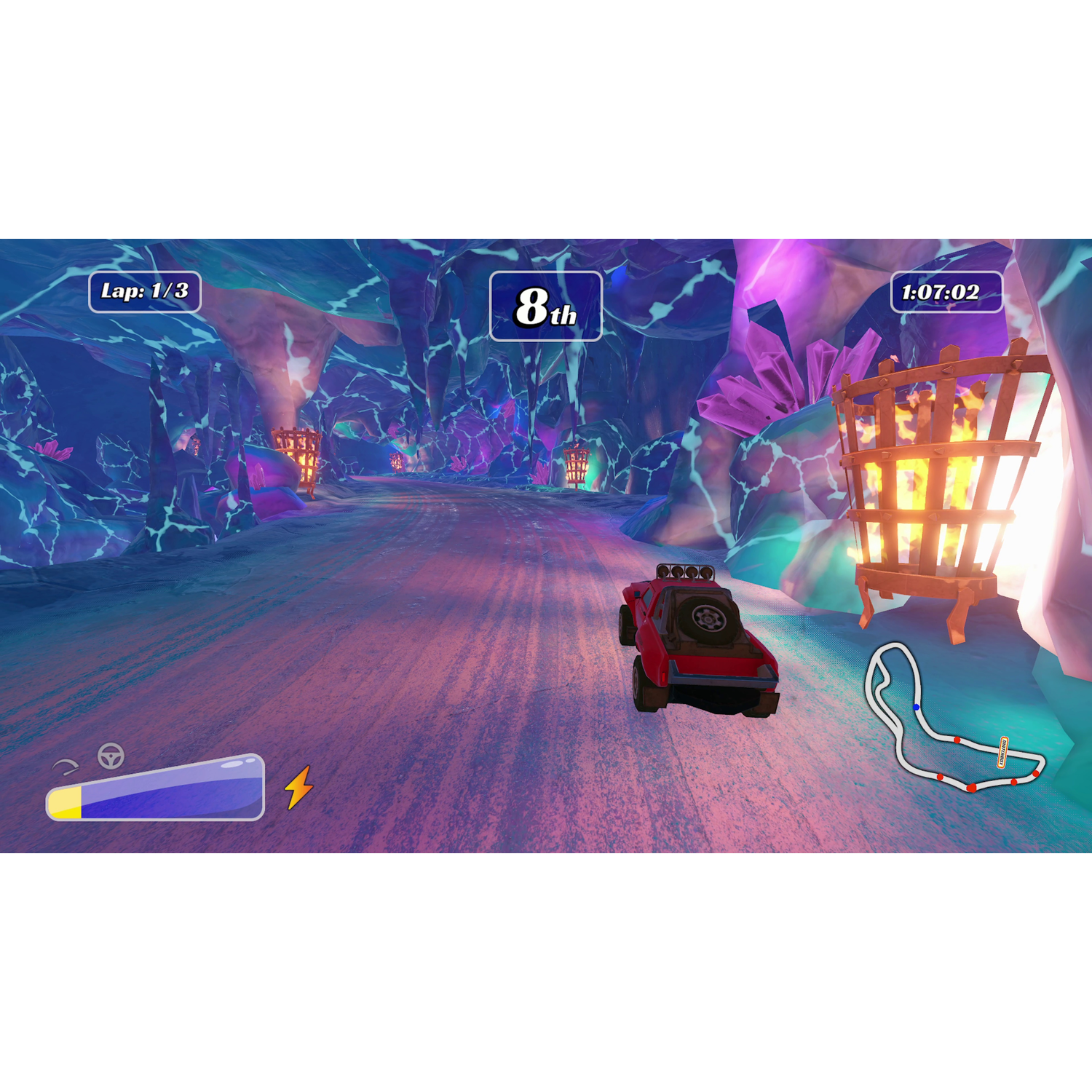 Videogame scène. Rode auto racet op een paarse baan, grot achtergrond.
