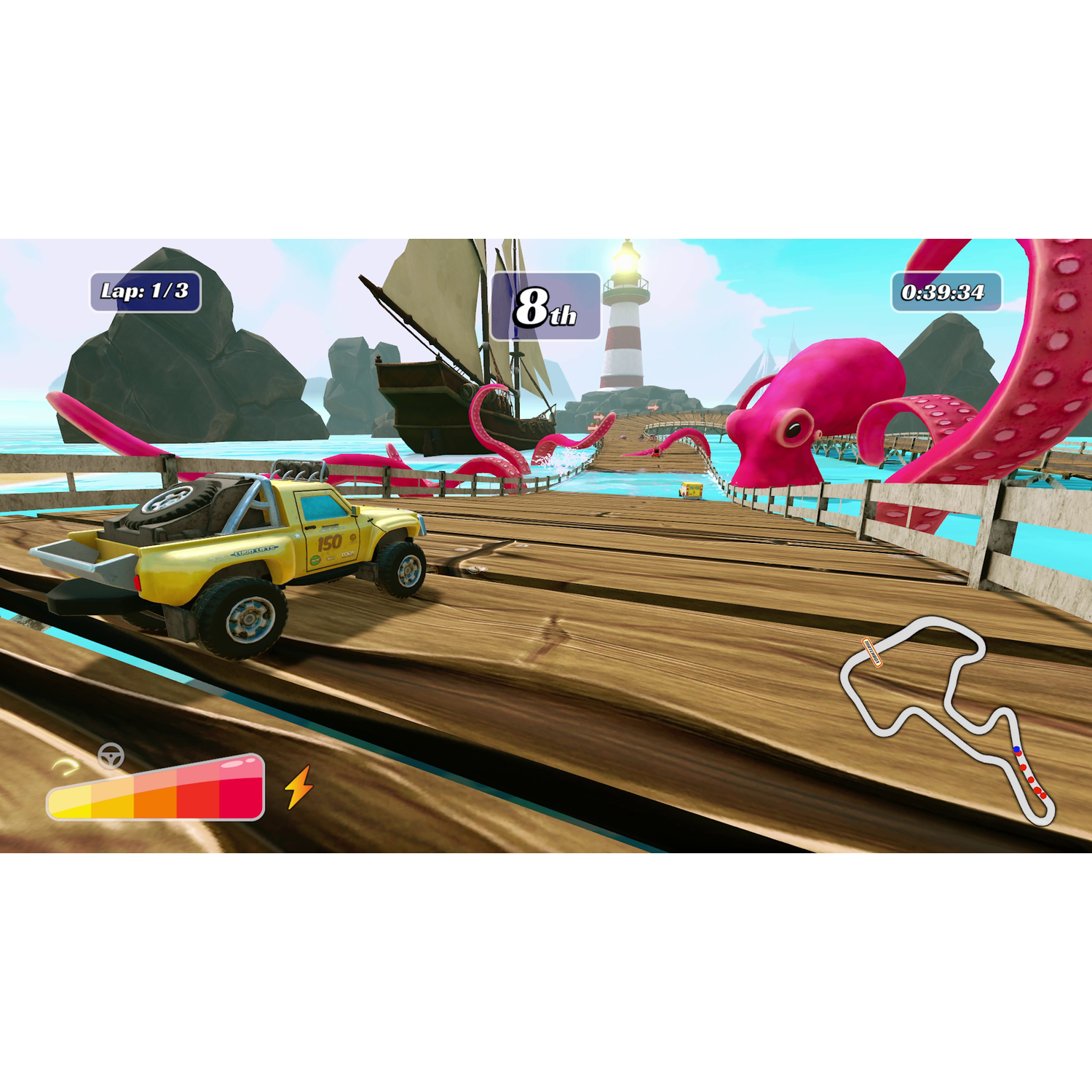 Een gele vrachtwagen racet op een houten baan met een octopus en een vuurtoren. De game toont een rondeteller.