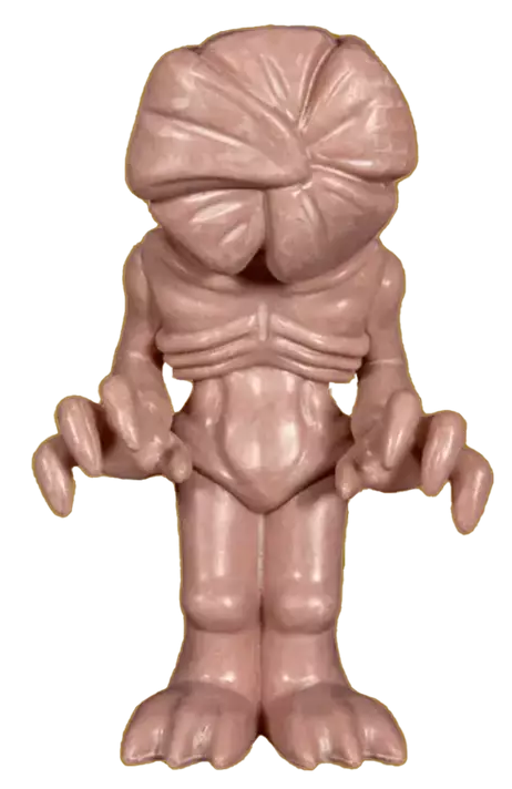 Egy Demogorgon figura, a Stranger Things szörnye, nyitott szájjal és karmokhoz hasonló kezekkel.