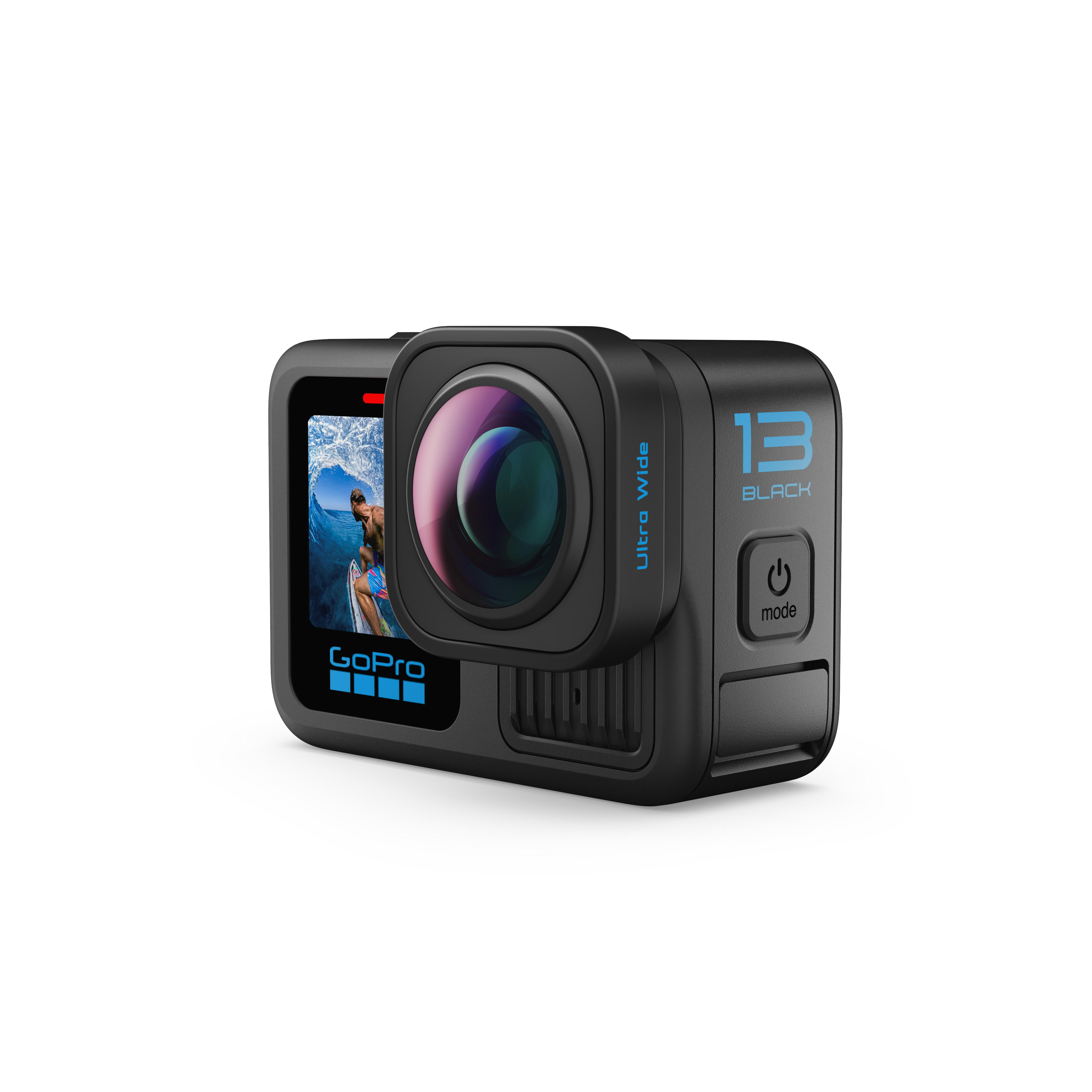 Schwarze GoPro-Kamera mit Bildschirm, der einen Surfer zeigt. Es ist auf weißem Hintergrund.