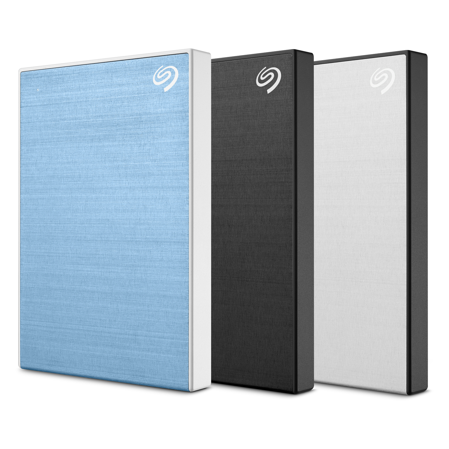 Trois disques durs externes, en bleu clair, noir et blanc, sont côte à côte.