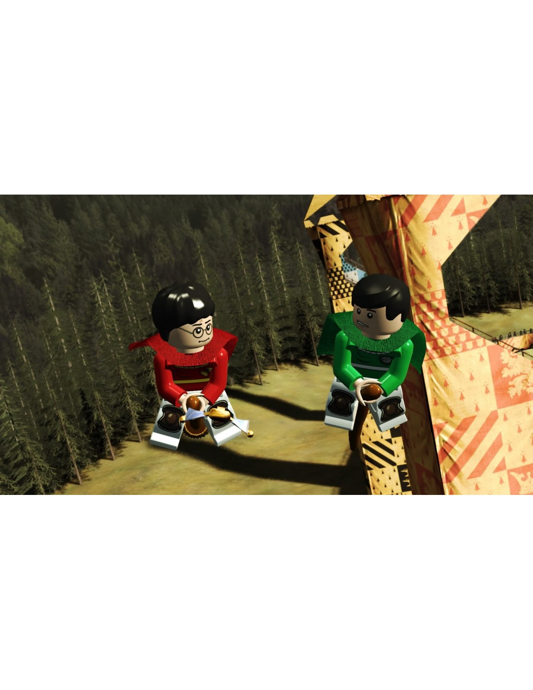 Personajes LEGO en escobas, trajes rojos y verdes, volando sobre un bosque, escena de Quidditch LEGO.