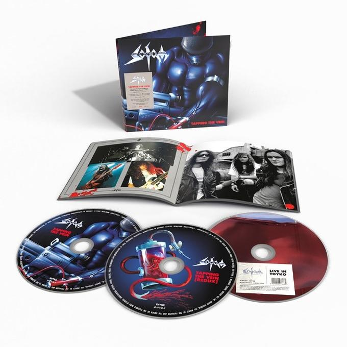 "Tapping the Vein"-Album von Sodom mit CDs und Booklet. Artwork eines Soldaten.