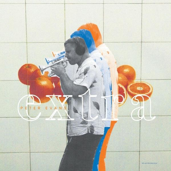 Albumcover mit Peter Evans, der Trompete spielt, Orangen und dem Wort 'extra'.