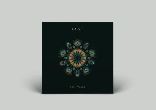 Ein schwarzes Albumcover mit Pfauenfedermuster und den Worten 'Haevn' und 'Wide Awake'.