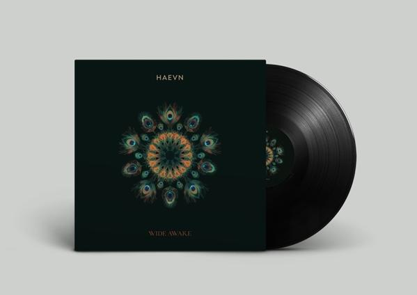 Albumcover: Eine Schallplatte und ihre Hülle. Titel: 'HAEVN, Wide Awake' mit floralem Design.