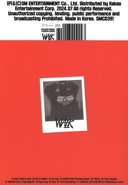 Roter Hintergrund mit einem Foto im Polaroid-Stil einer Person und Text auf Koreanisch und Englisch.