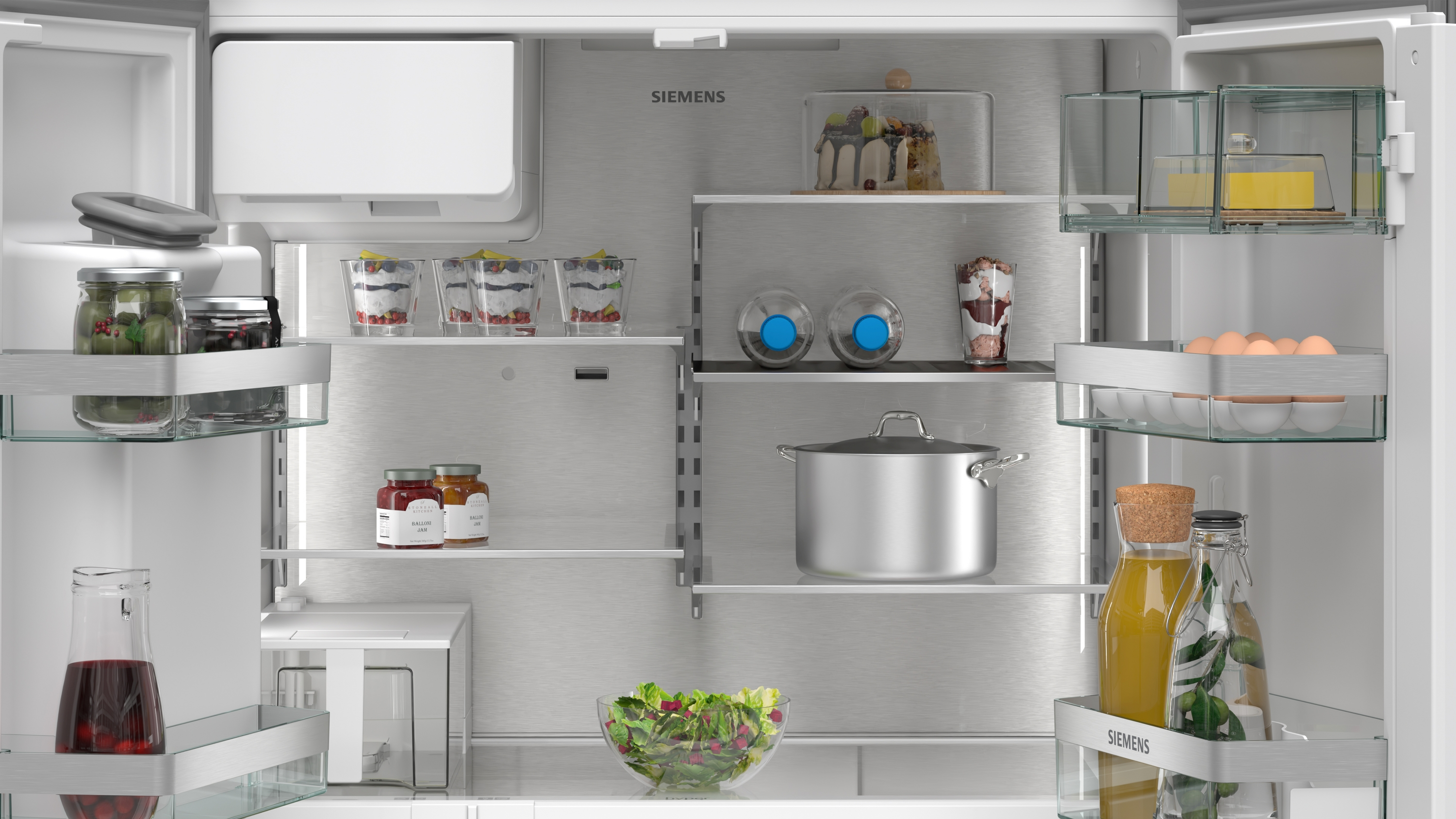 Offener Kühlschrank mit verschiedenen Lebensmitteln auf Regalen. Edelstahl-Innenraum mit Glasböden.
