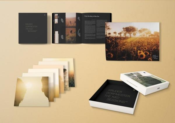 Boxset: Albumcover, Fotos und zusätzliche Einlagen in einer schwarz-weißen Box.