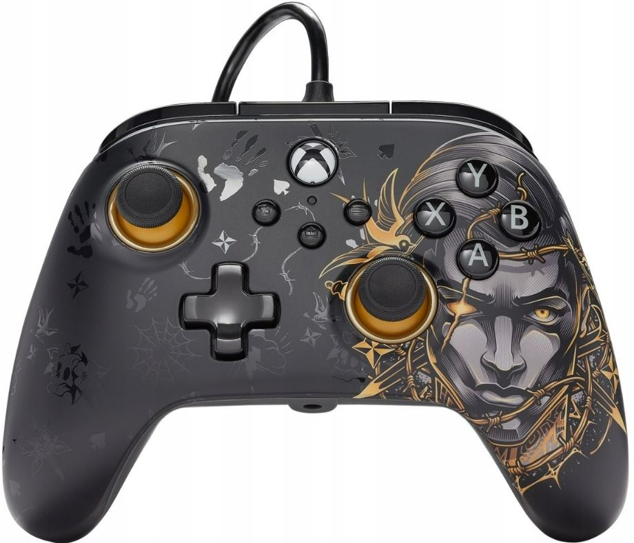 Czarny kontroler Xbox z kablem. Posiada niestandardową grafikę i złote akcenty.