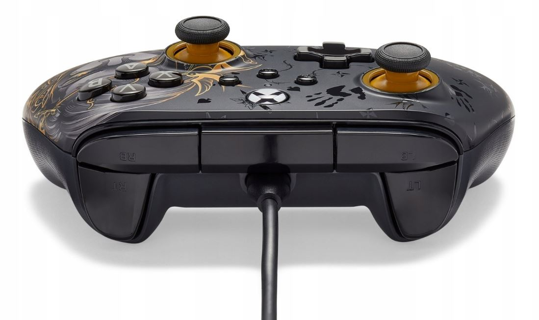 Czarny kontroler Xbox ze złotymi akcentami i podłączonym kablem.