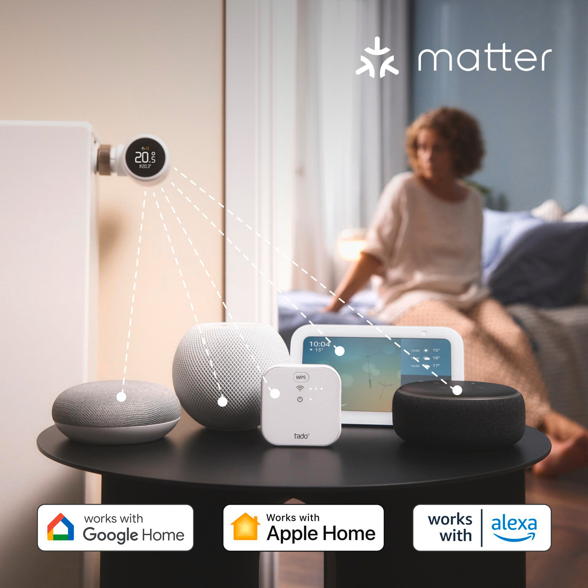Smart-Home-Geräte auf einem Tisch. Eine Frau ist im Hintergrund. Matter-Logo.