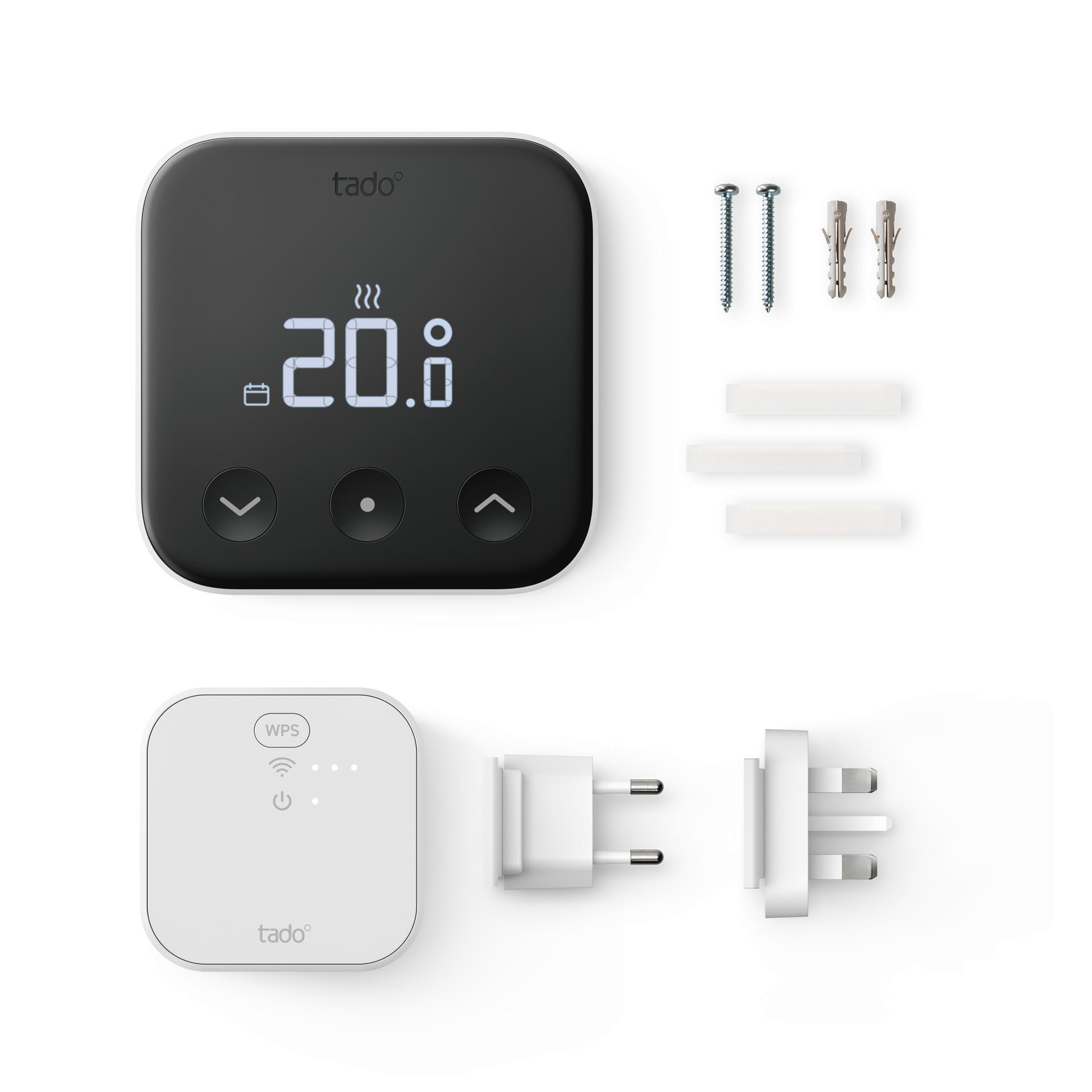 Smart-Thermostat und Basiskomponenten, Schrauben und Stecker, alles auf weißem Untergrund.