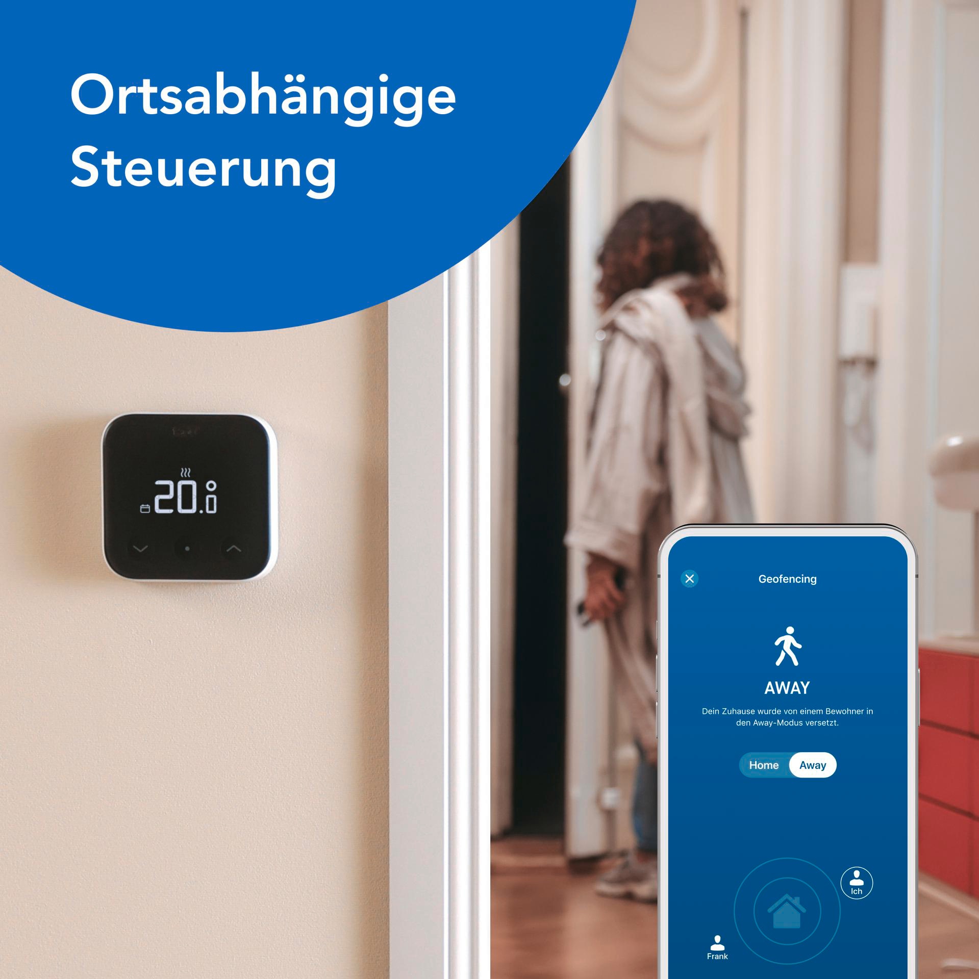 Smart-Thermostat an der Wand. Telefon zeigt Geofencing, Person im Hintergrund.