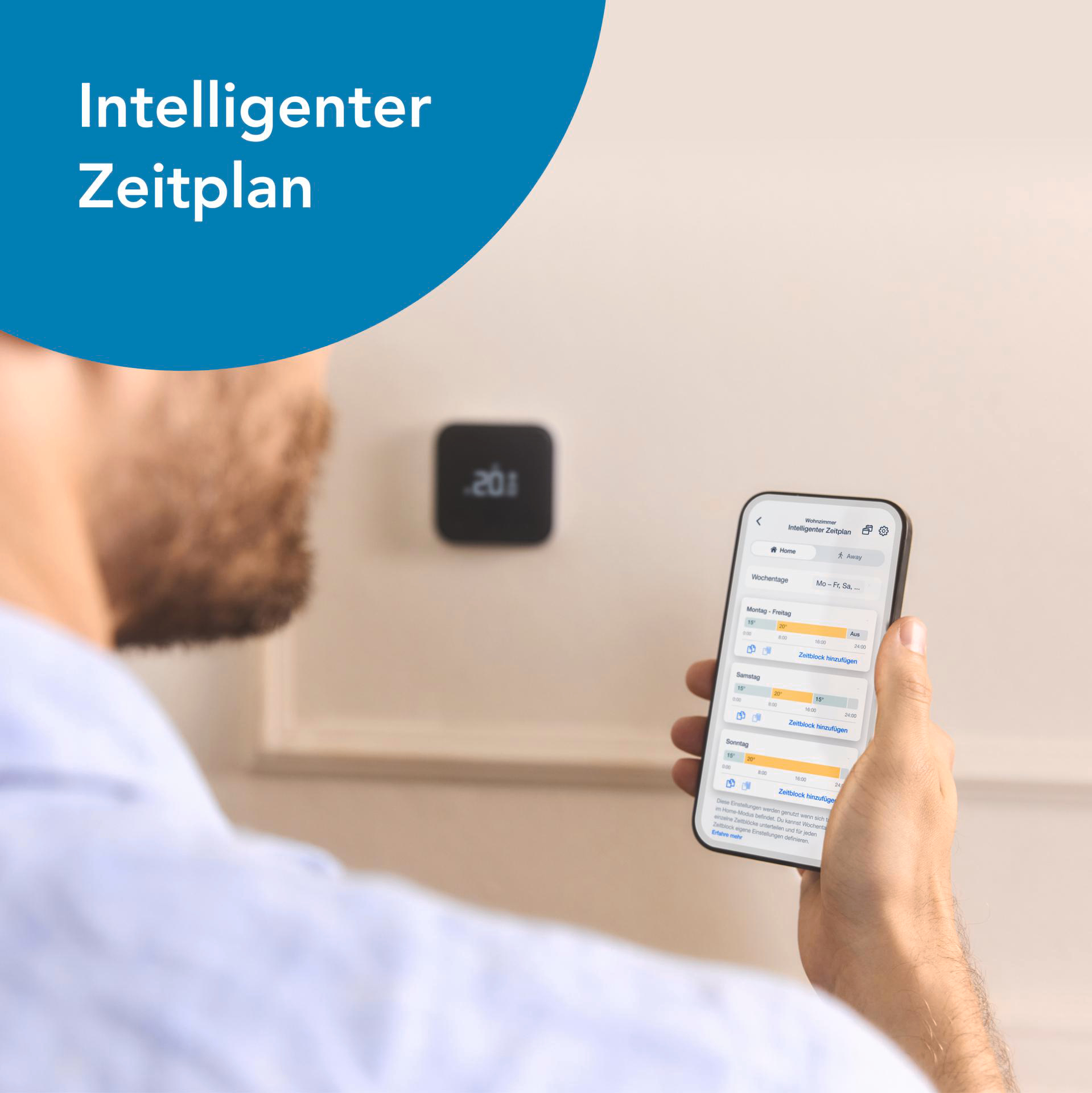 Eine Person hält ein Smartphone, das eine Smart-Thermostat-Oberfläche zeigt.