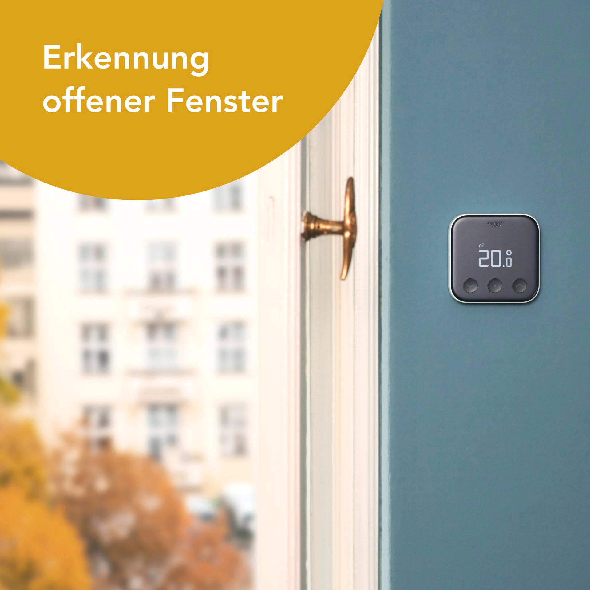 Ein intelligenter Thermostat an einer blauen Wand. Das Thermostat zeigt 20,0 Grad an. Ein Fenster ist im Hintergrund unscharf.