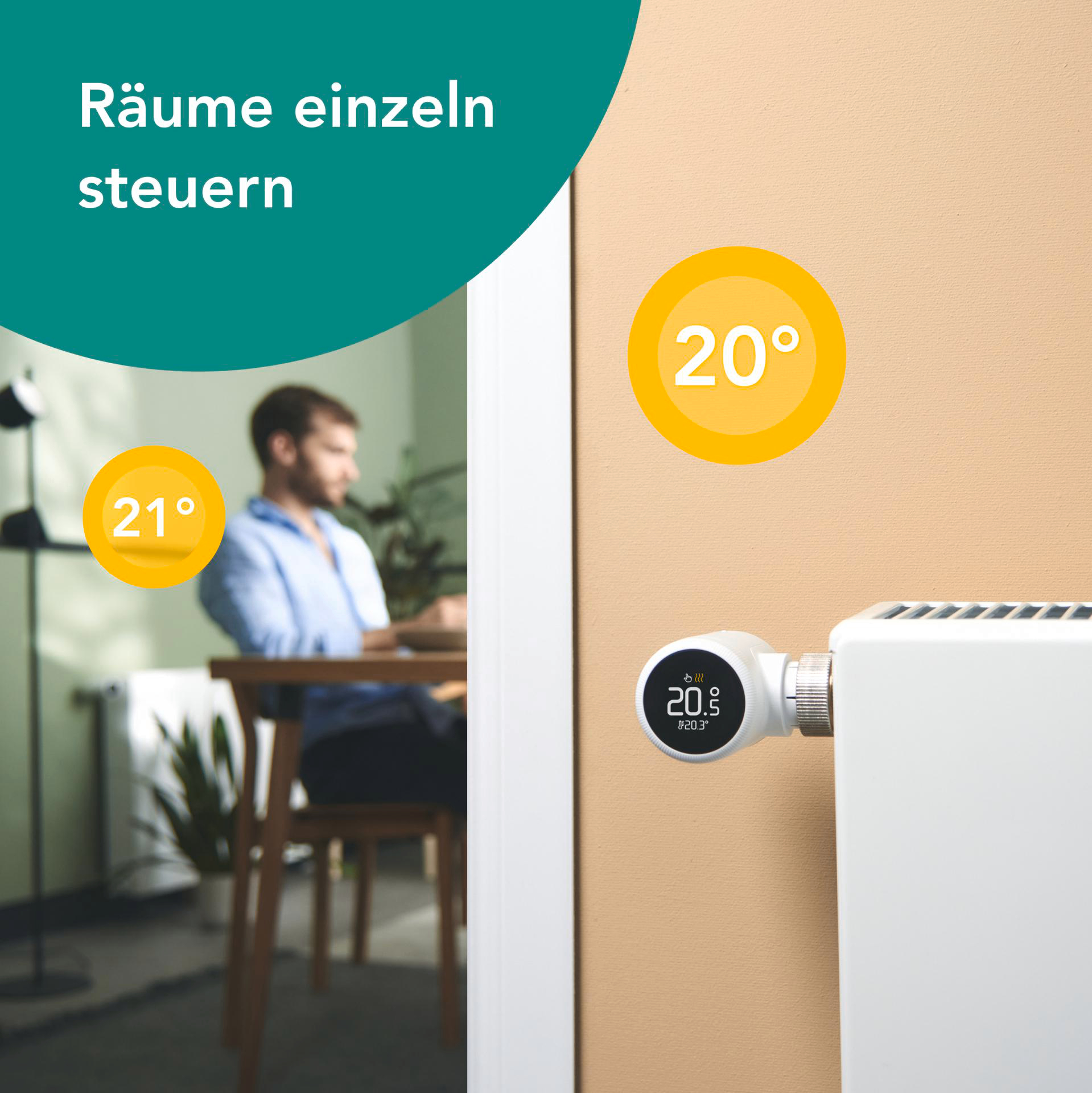 Mann in einem Raum mit einem intelligenten Thermostat an der Wand. Text: Räume einzeln steuern.