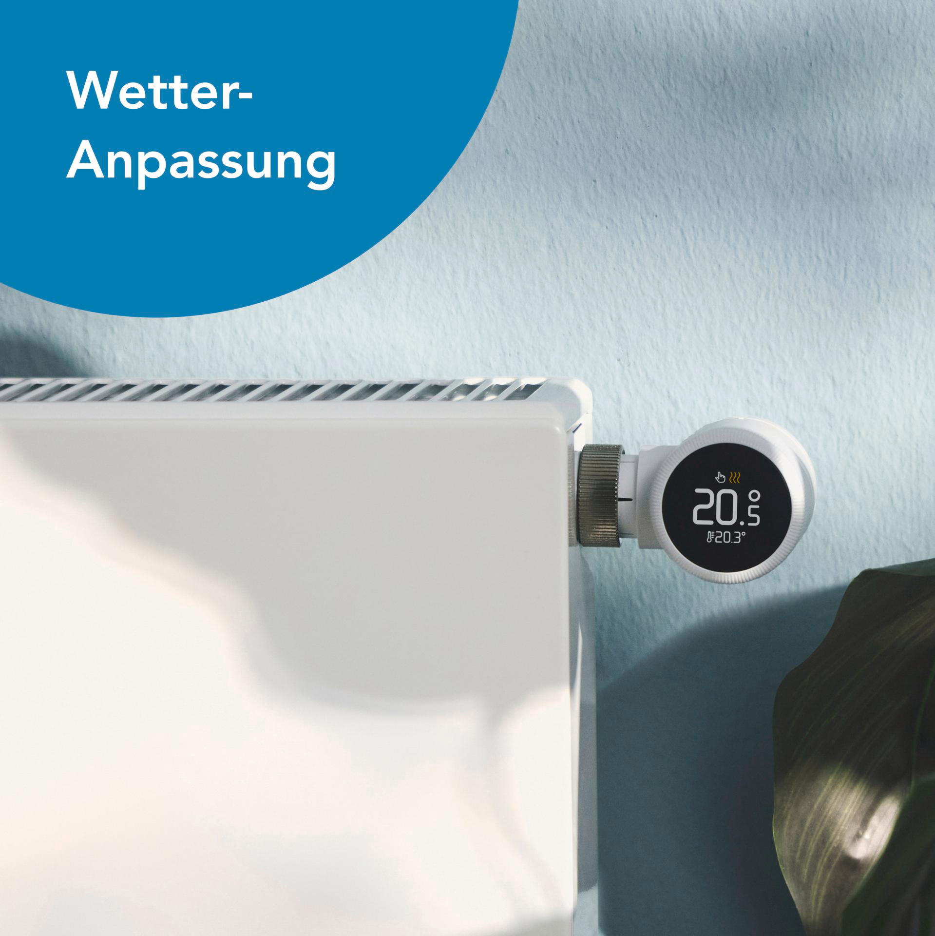 Smart-Thermostat an einem weißen Heizkörper. Text-Overlay: Wetter-Anpassung in blauer Form. Blauer Wandhintergrund.