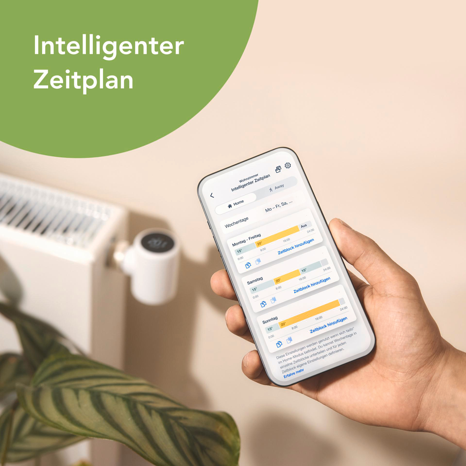 Eine Person hält ein Smartphone mit einer Smart-Home-Zeitplan-Oberfläche.