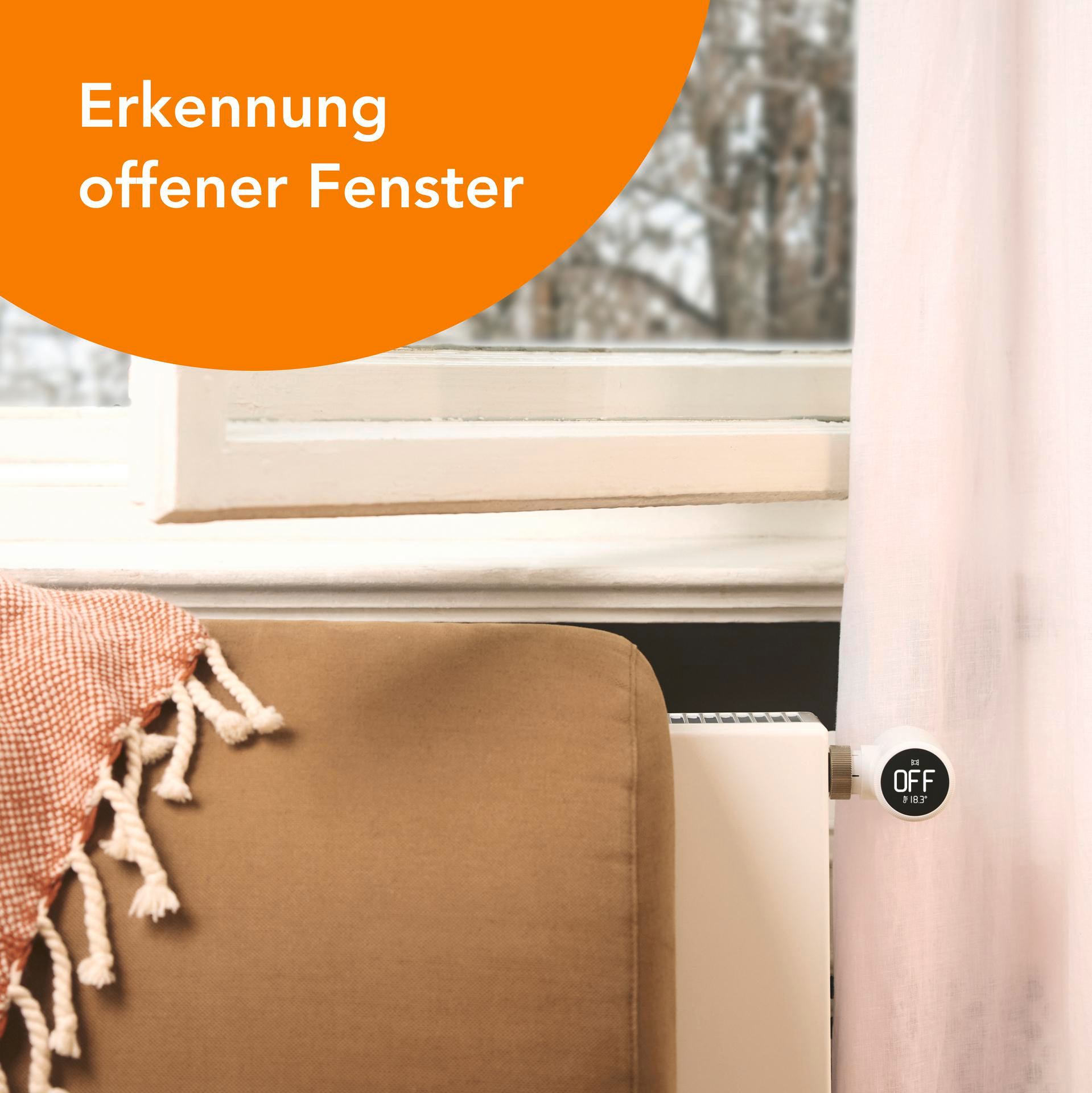 Ein intelligenter Thermostat an einem Heizkörper, Fenster sichtbar.