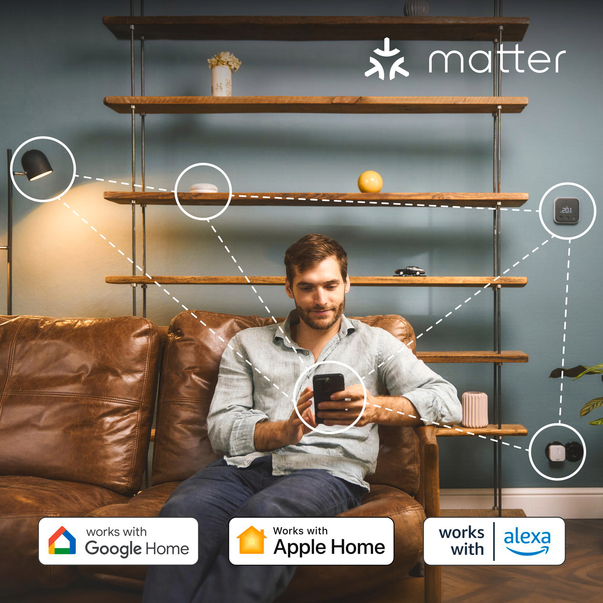 Mann benutzt Telefon, Smart Home Geräte verbunden mit Regalen, funktioniert mit Google, Apple, Alexa.