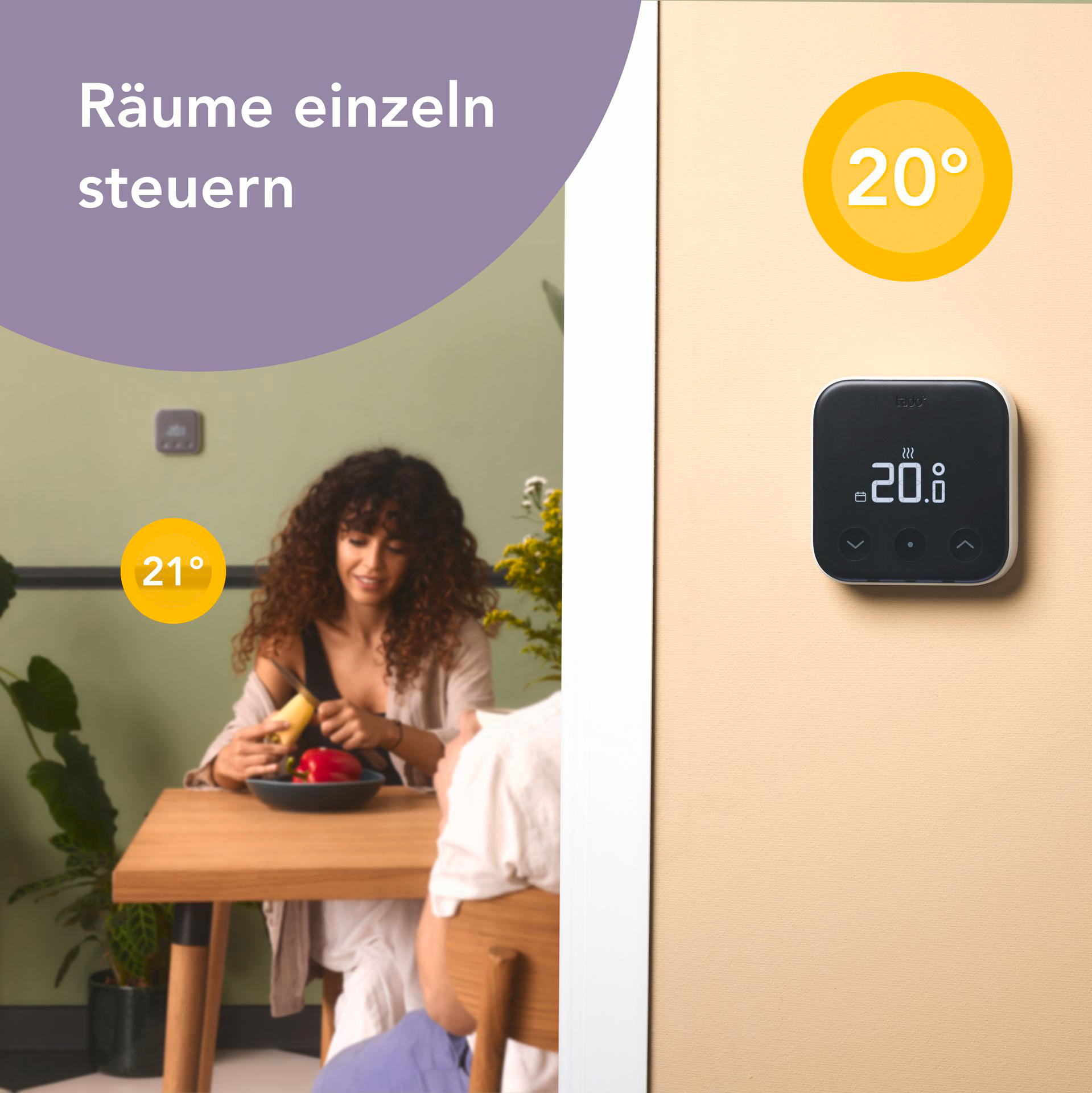 Eine Frau und ein Mann an einem Tisch mit einem Smart-Thermostat, der Temperatur anzeigt.
