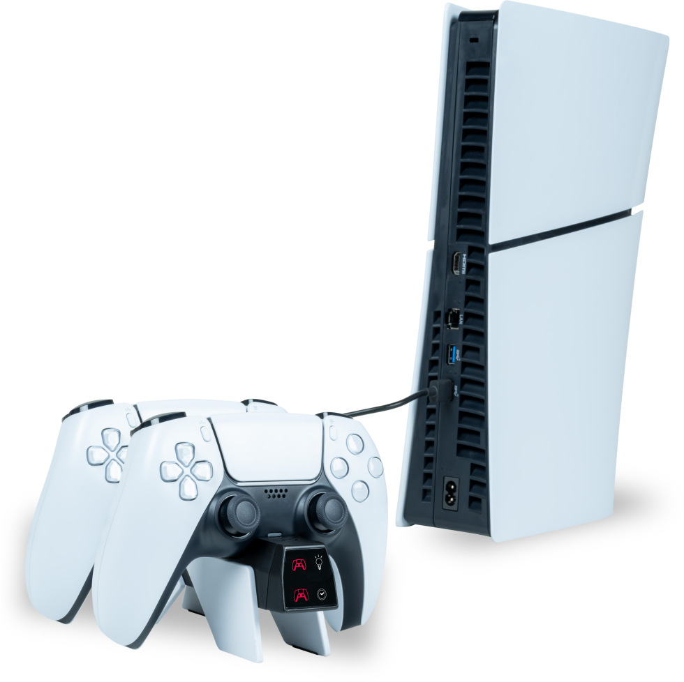 Weiße PlayStation 5 Konsole mit zwei weißen Controllern und einer Ladestation.