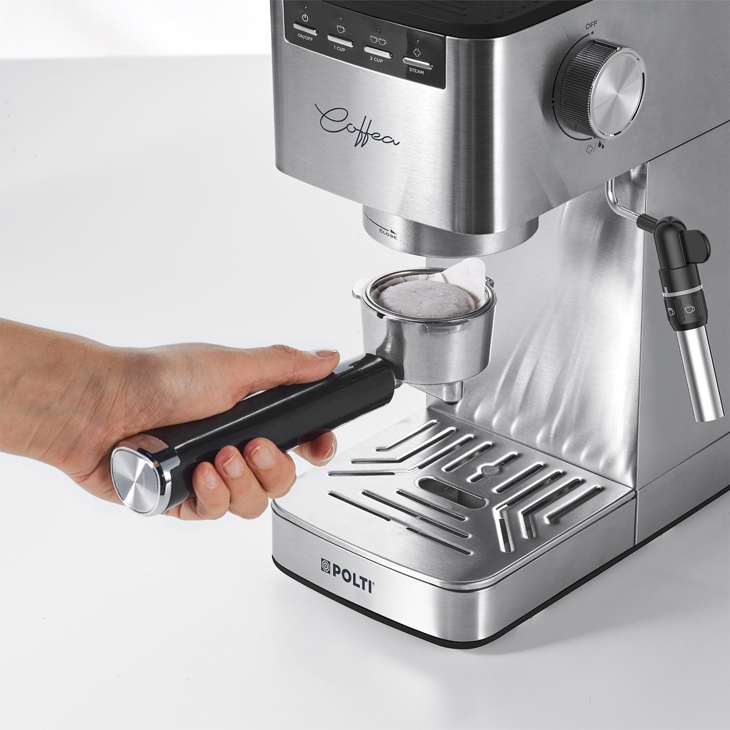 Persona che tiene il portafiltro della macchina del caffè con cialda.
