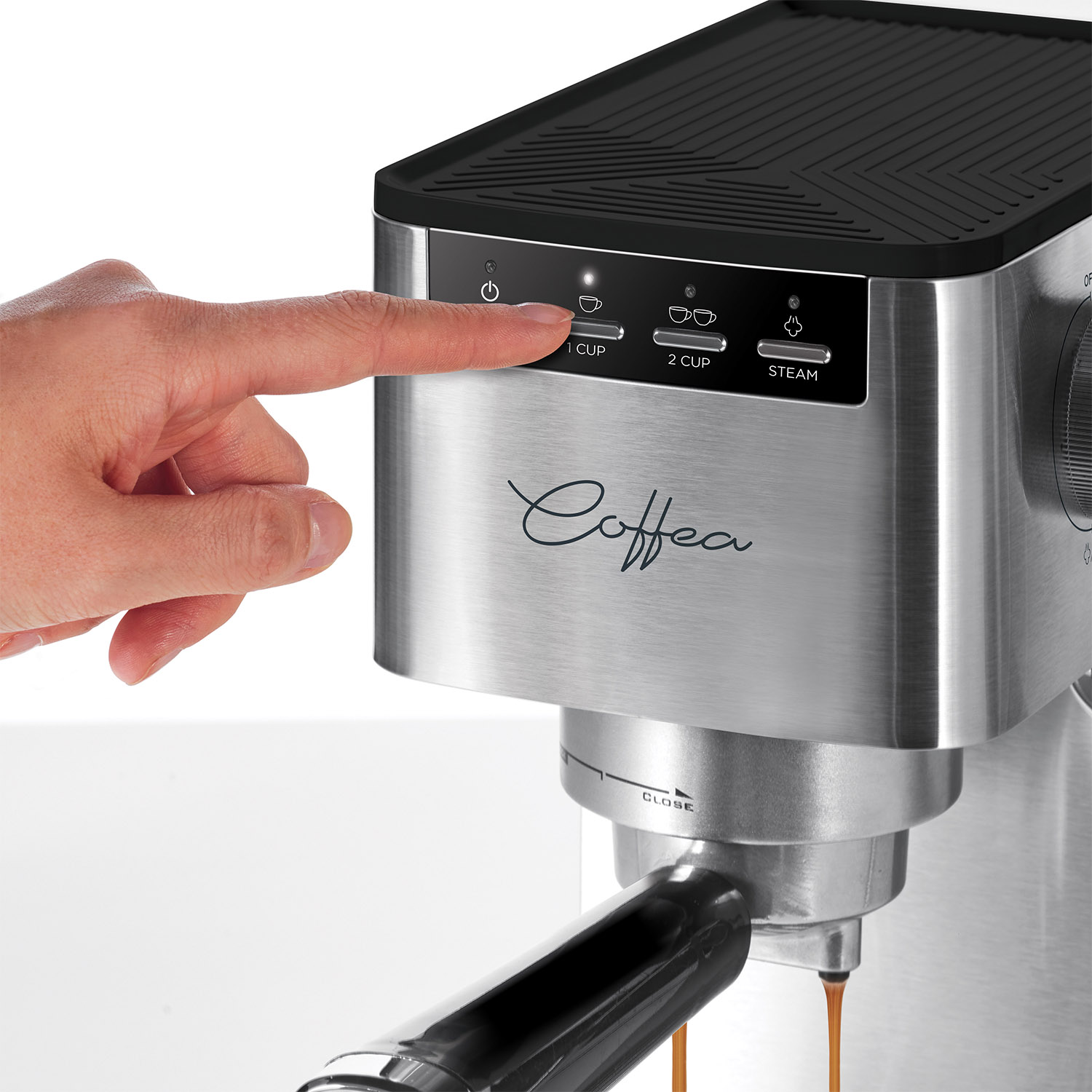 Dito che preme il pulsante di accensione su una macchina da caffè.