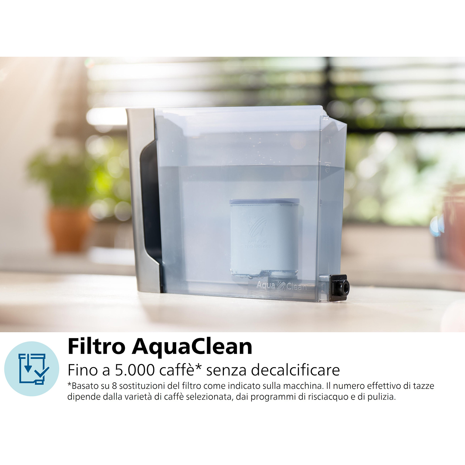 Filtro AquaClean in un contenitore d'acqua, con testo che indica l'uso a lungo termine.