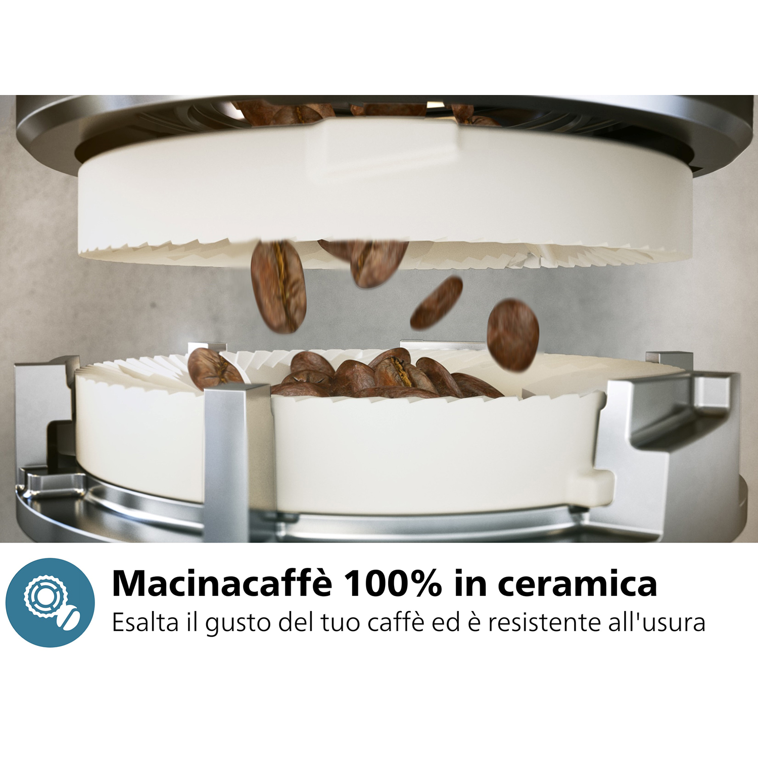 Chicchi di caffè cadono in un macinacaffè bianco. Il testo italiano dice che è ceramica.
