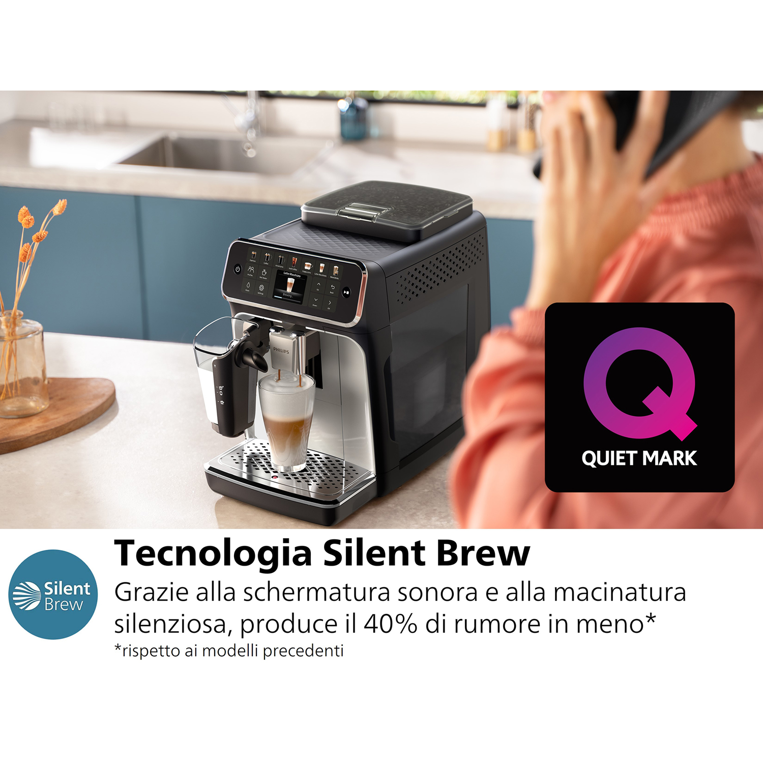 Una donna usa una macchina da caffè nera. C'è del testo sullo schermo. Viene mostrato un marchio silenzioso.