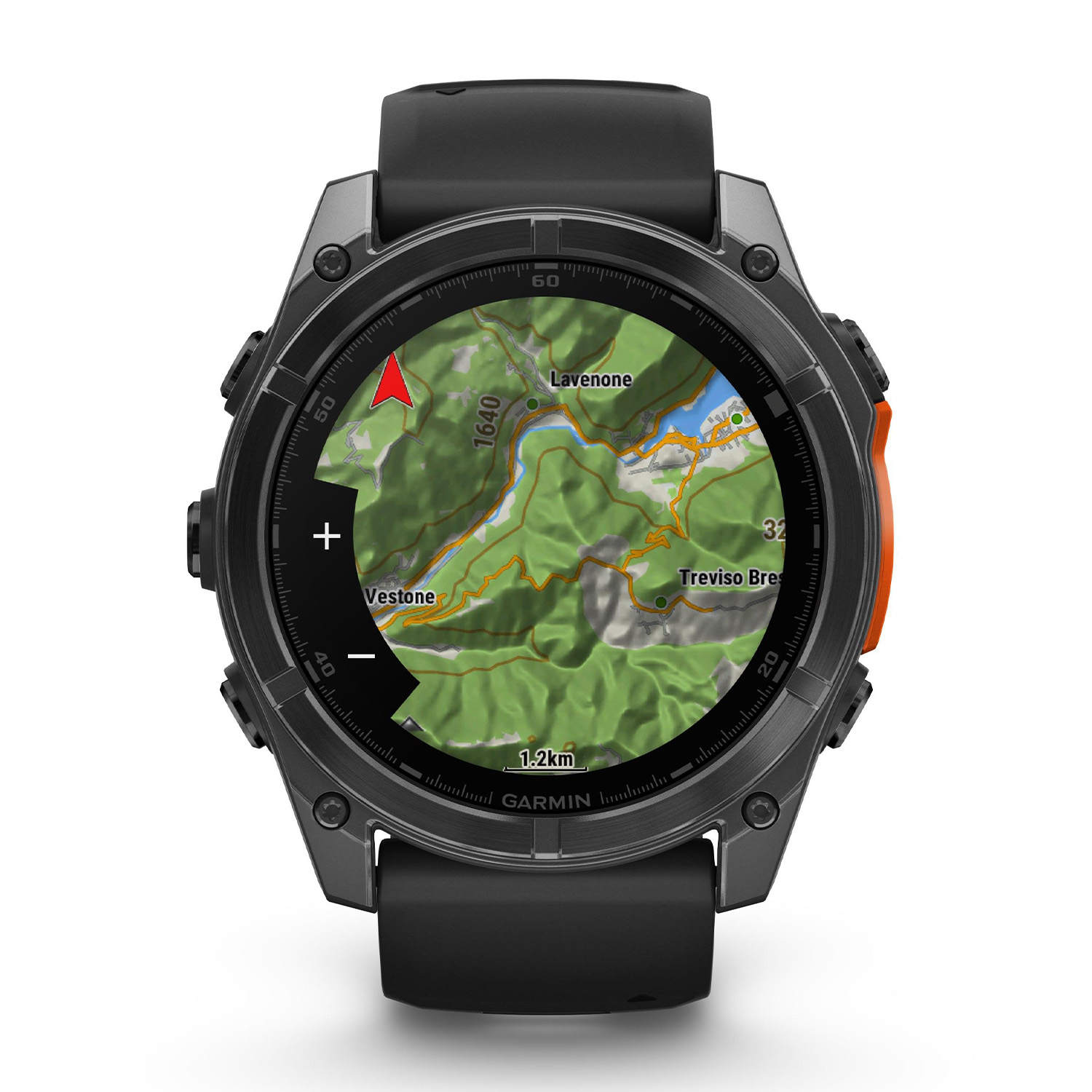 Smartwatch Garmin che mostra una mappa con una freccia rossa, circondata da una lunetta nera e un cinturino nero.