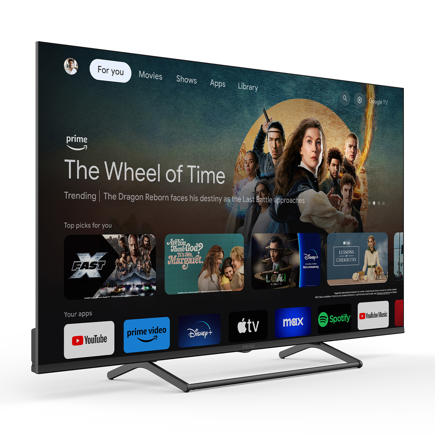 Un schermo televisivo mostra un'interfaccia di programma con varie icone di app e un poster di film.