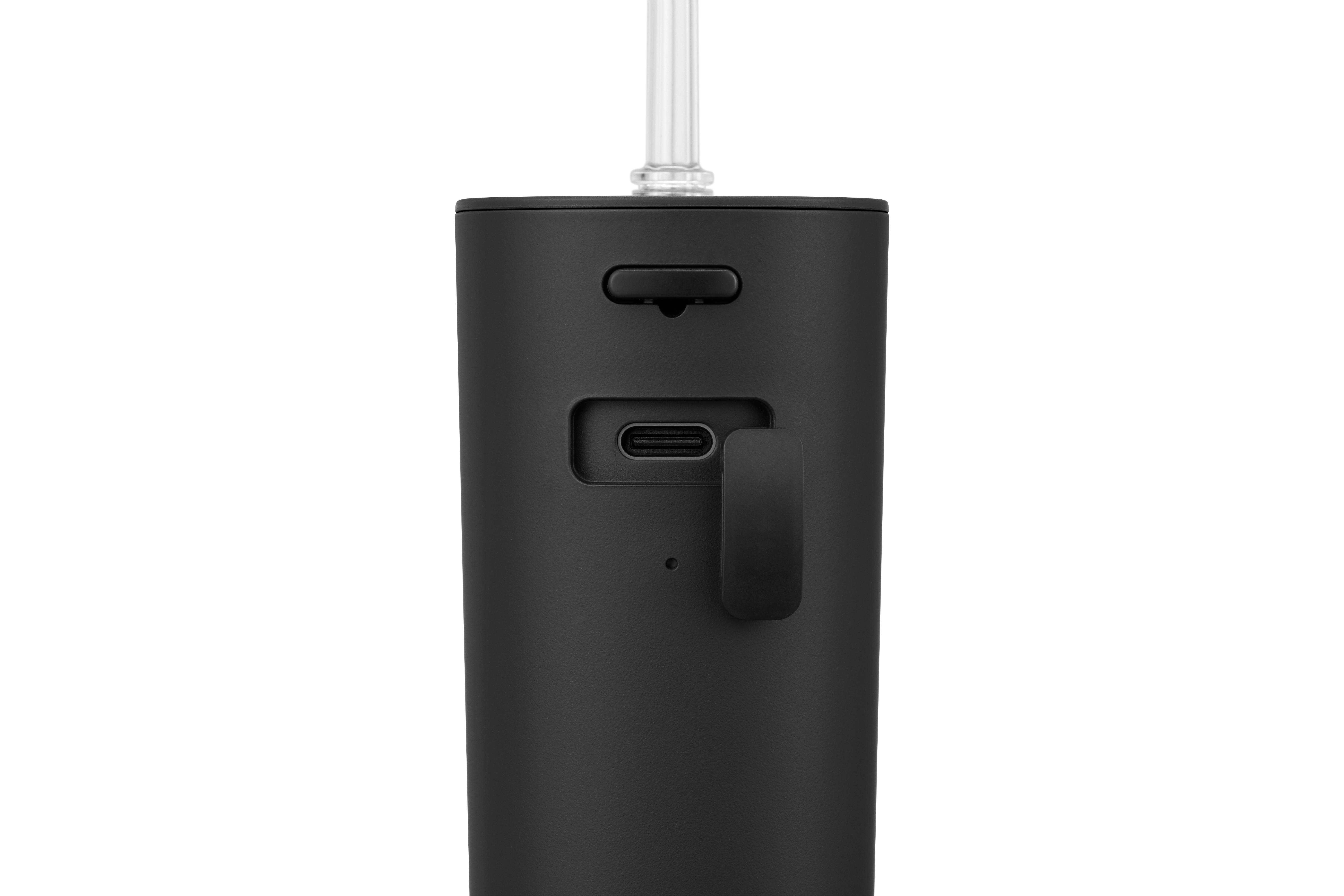Schwarzes Gerät mit USB-C-Anschluss, Knopf und Clip. Weißer Hintergrund.
