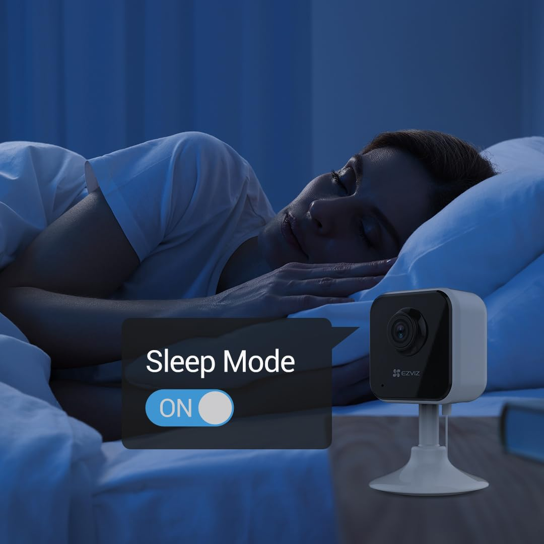 Frau schläft im Bett, Überwachungskamera mit 'Sleep Mode' AN, Nachtumgebung.