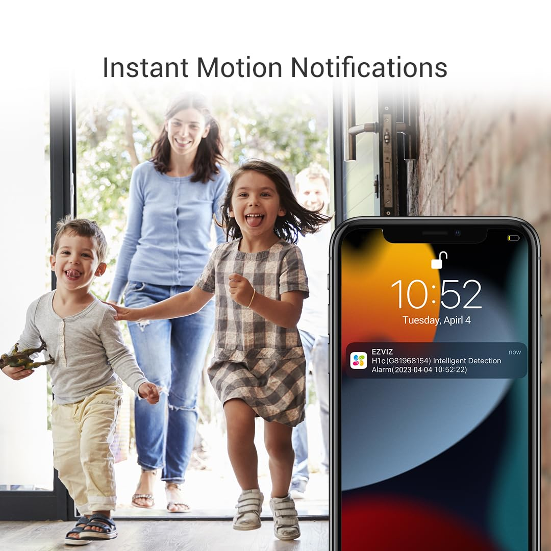 Familie rennt auf eine Tür zu, Telefon zeigt Benachrichtigung, mit Text und einem Markenlogo.