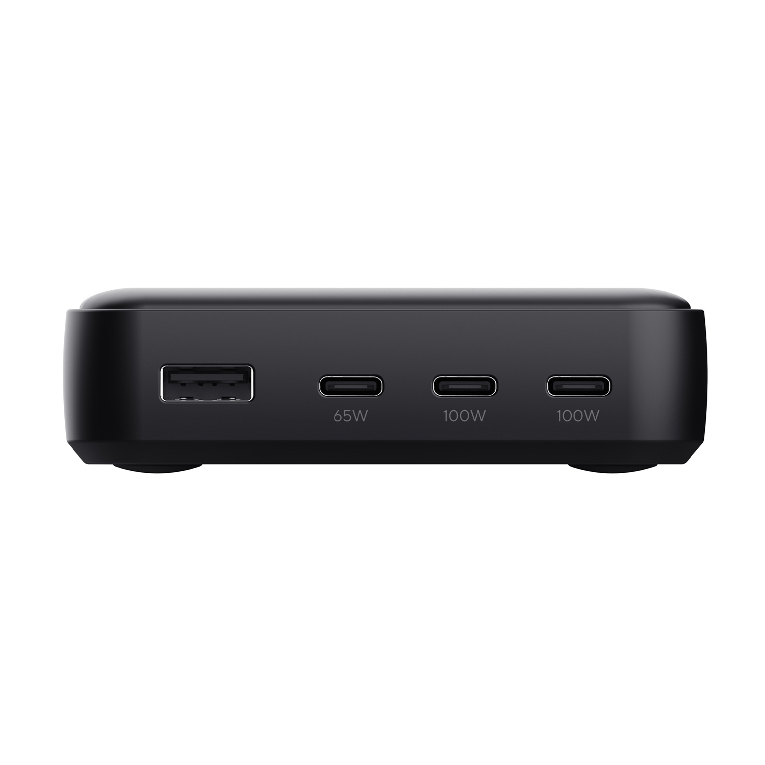 Primo piano di un adattatore di alimentazione Trust nero con porte USB e USB-C etichettate 65W e 100W.