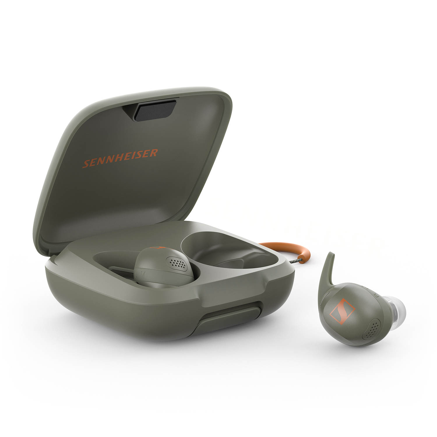 Auricolari Sennheiser con custodia di ricarica. Custodia aperta con auricolare e auricolare separato su sfondo bianco.