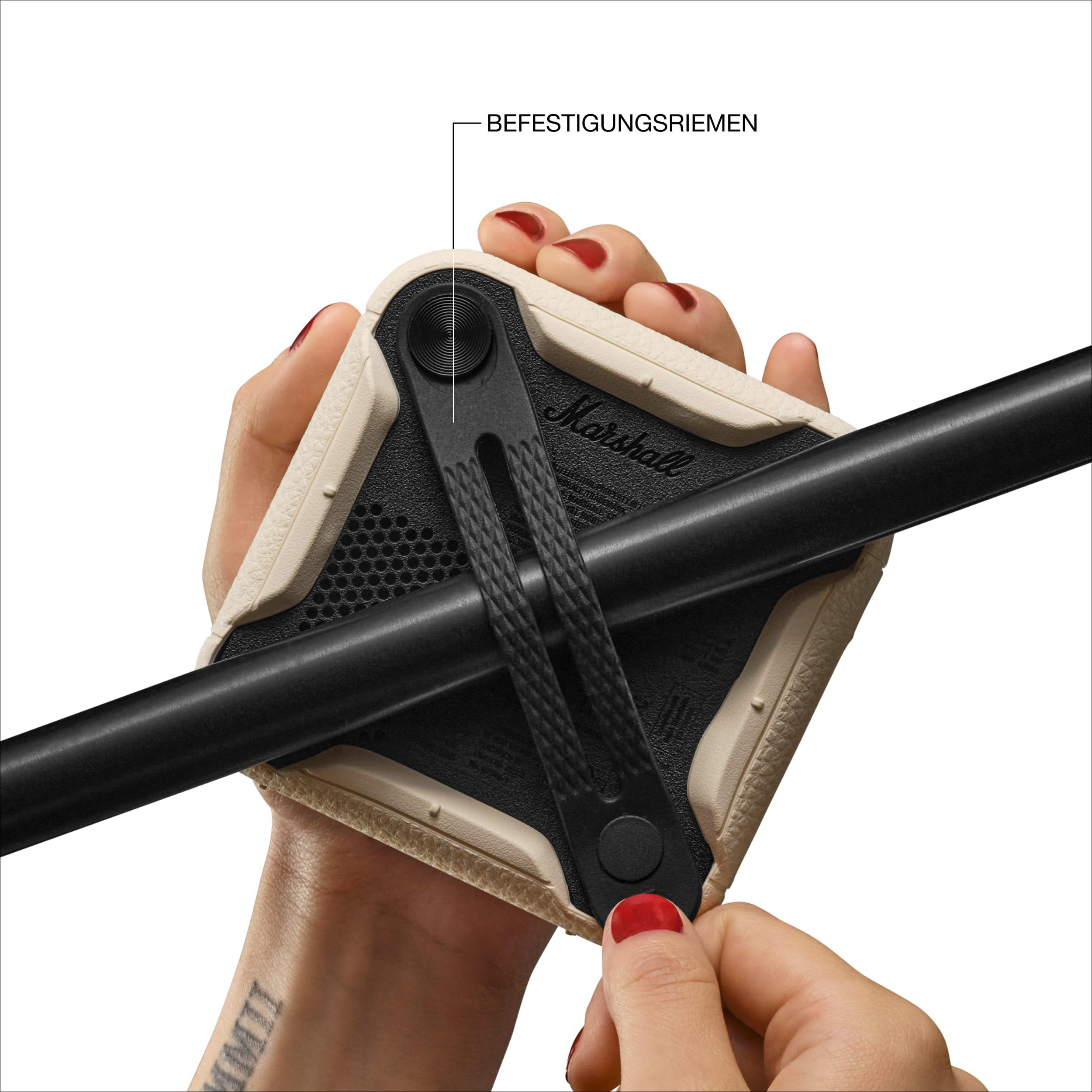 Person hält Marshall-Lautsprecher am Riemen, Textur und Farbe werden gezeigt.