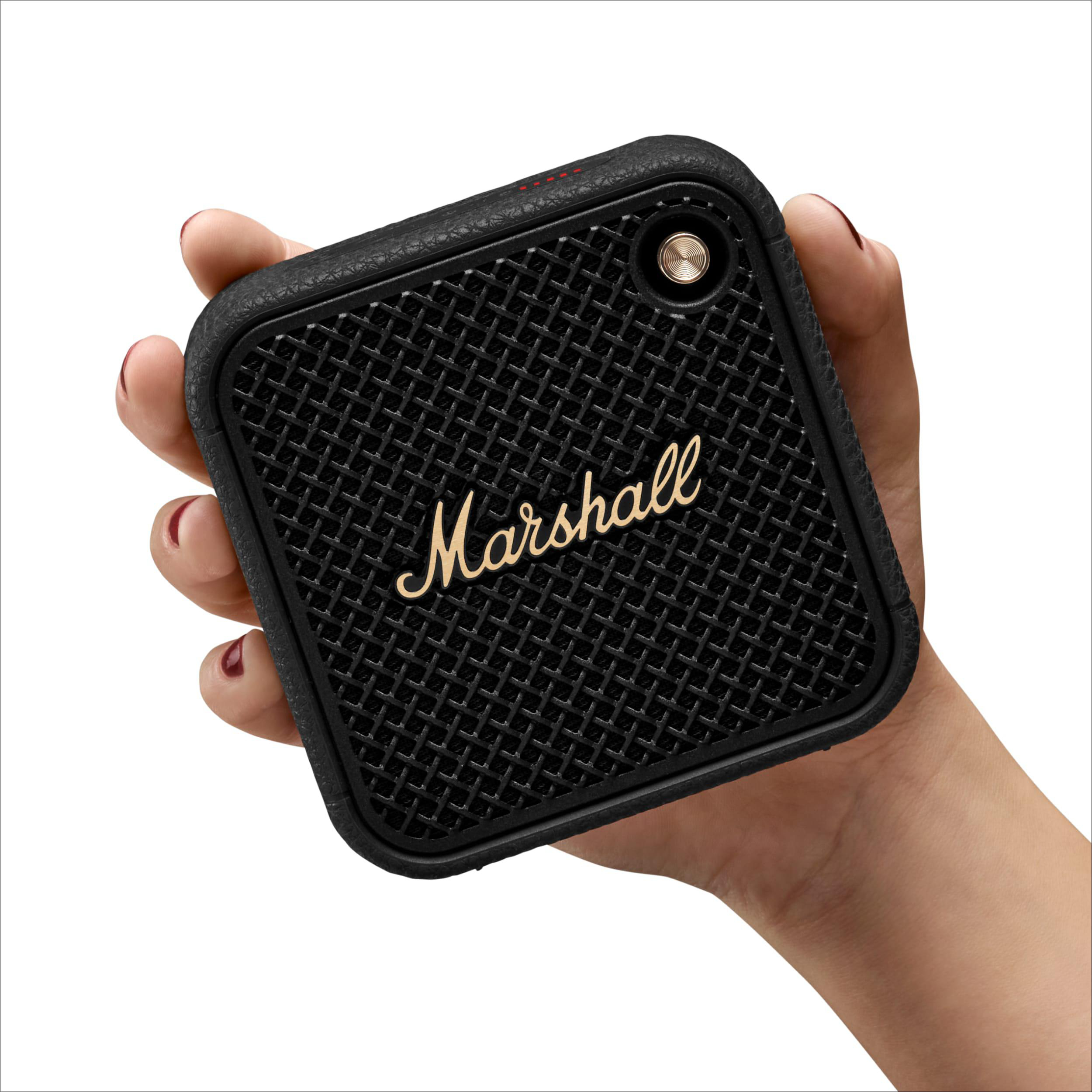 Schwarzer Marshall-Lautsprecher in der Hand. Der Lautsprecher hat eine Mesh-Front und goldenen Text.