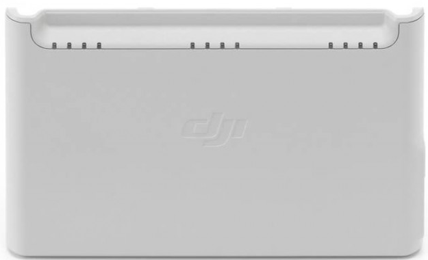 Weißes DJI-Drohnenetui, Draufsicht, mit dem DJI-Logo auf der Oberfläche. Weißer Hintergrund.