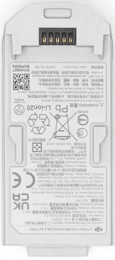Une batterie blanche avec des étiquettes et un connecteur. La batterie est sur fond blanc.