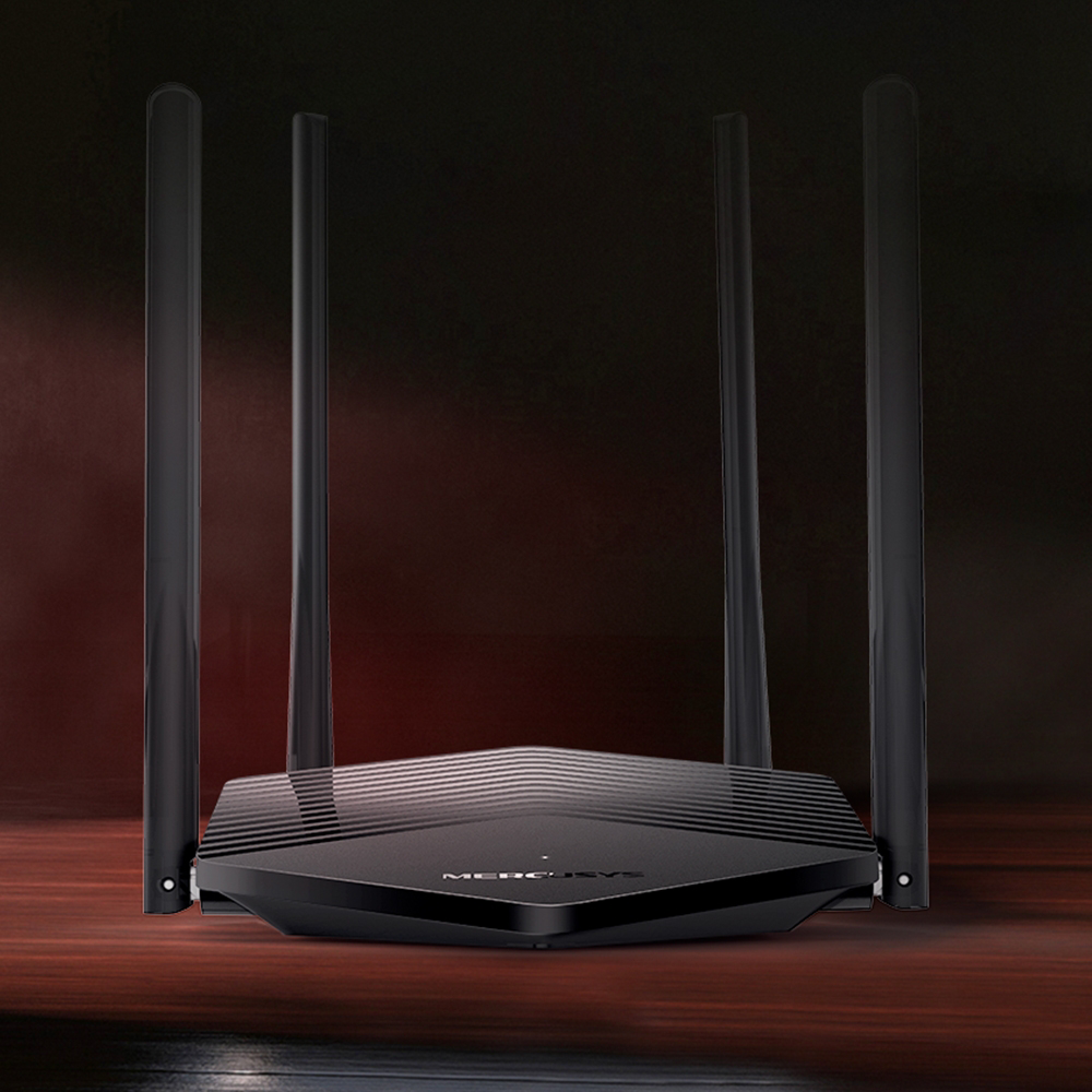 Fekete router négy antennával fa felületen, sötét háttérrel.