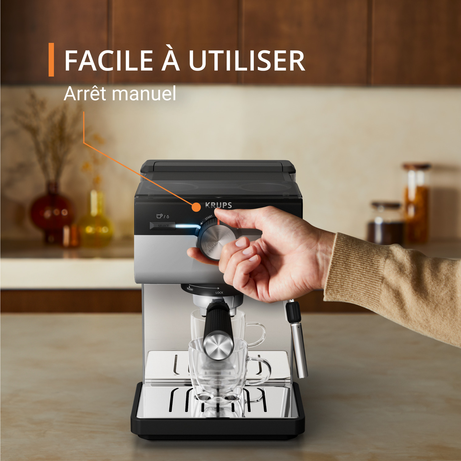 Machine à café avec main sur cadran. Tasse en verre clair en dessous. Texte : Facile à utiliser, arrêt manuel.