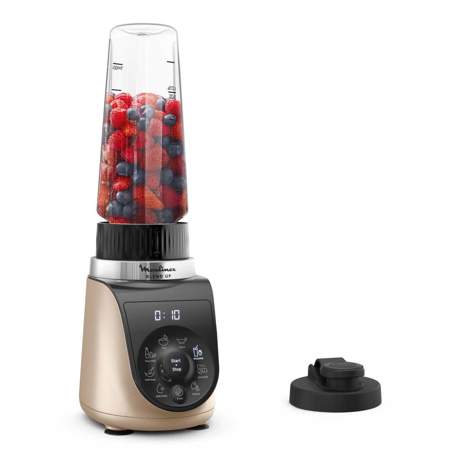 Un blender avec un bocal en verre rempli de baies mélangées et un couvercle noir à côté.